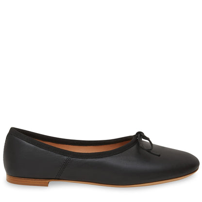 Italian lamb leather black ballerina flat.
