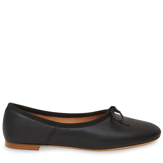 Italian lamb leather black ballerina flat.